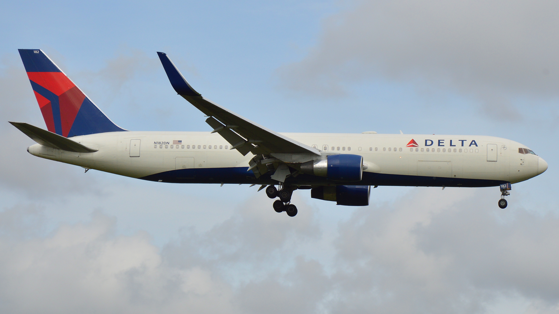 N182DN ✈ Delta Air Lines Boeing 767-332(ER)(WL) @ London-Heathrow