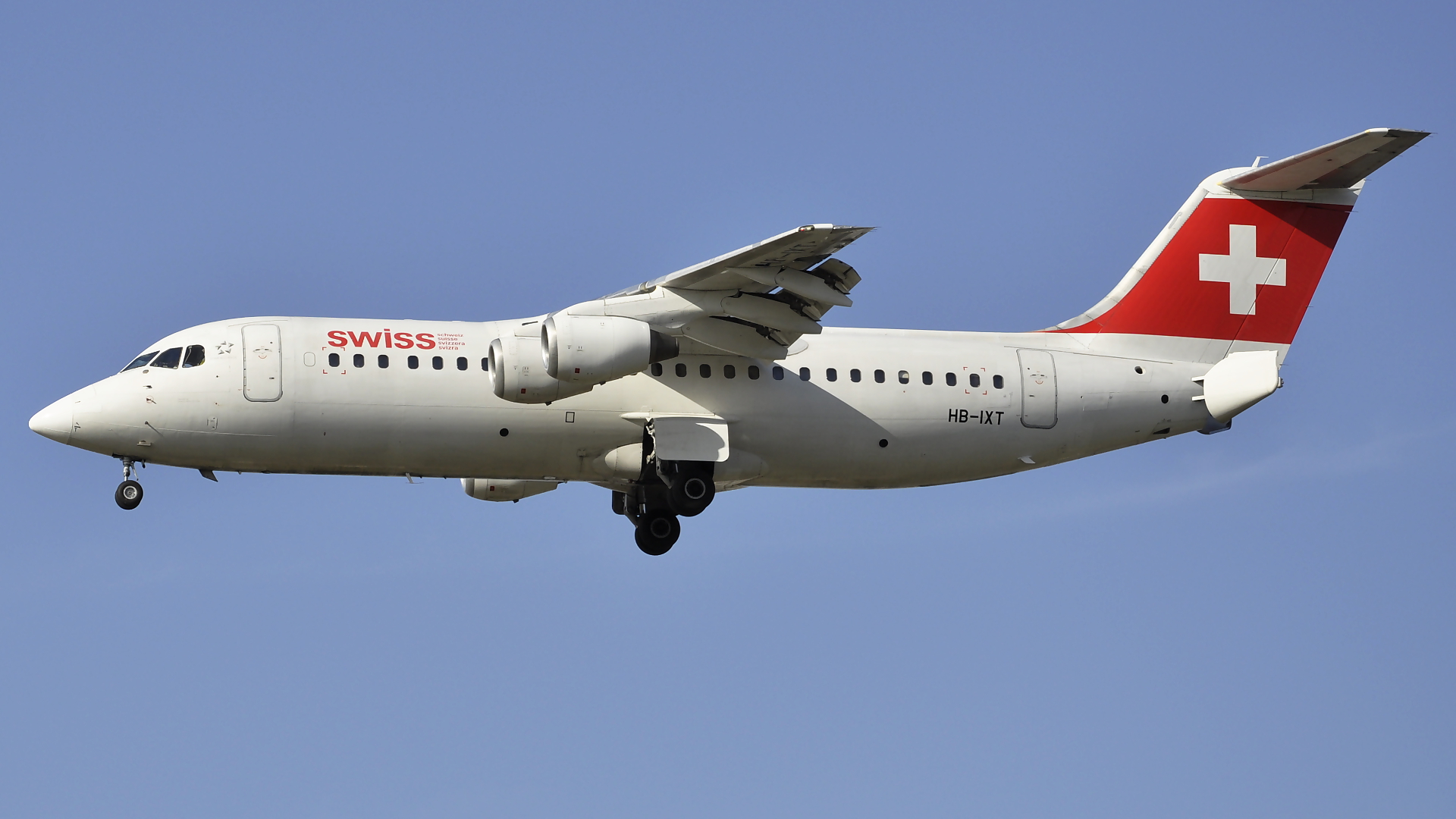 HB-IXT ✈ Swiss International Air Lines British Aerospace RJ100 @ London-Heathrow
