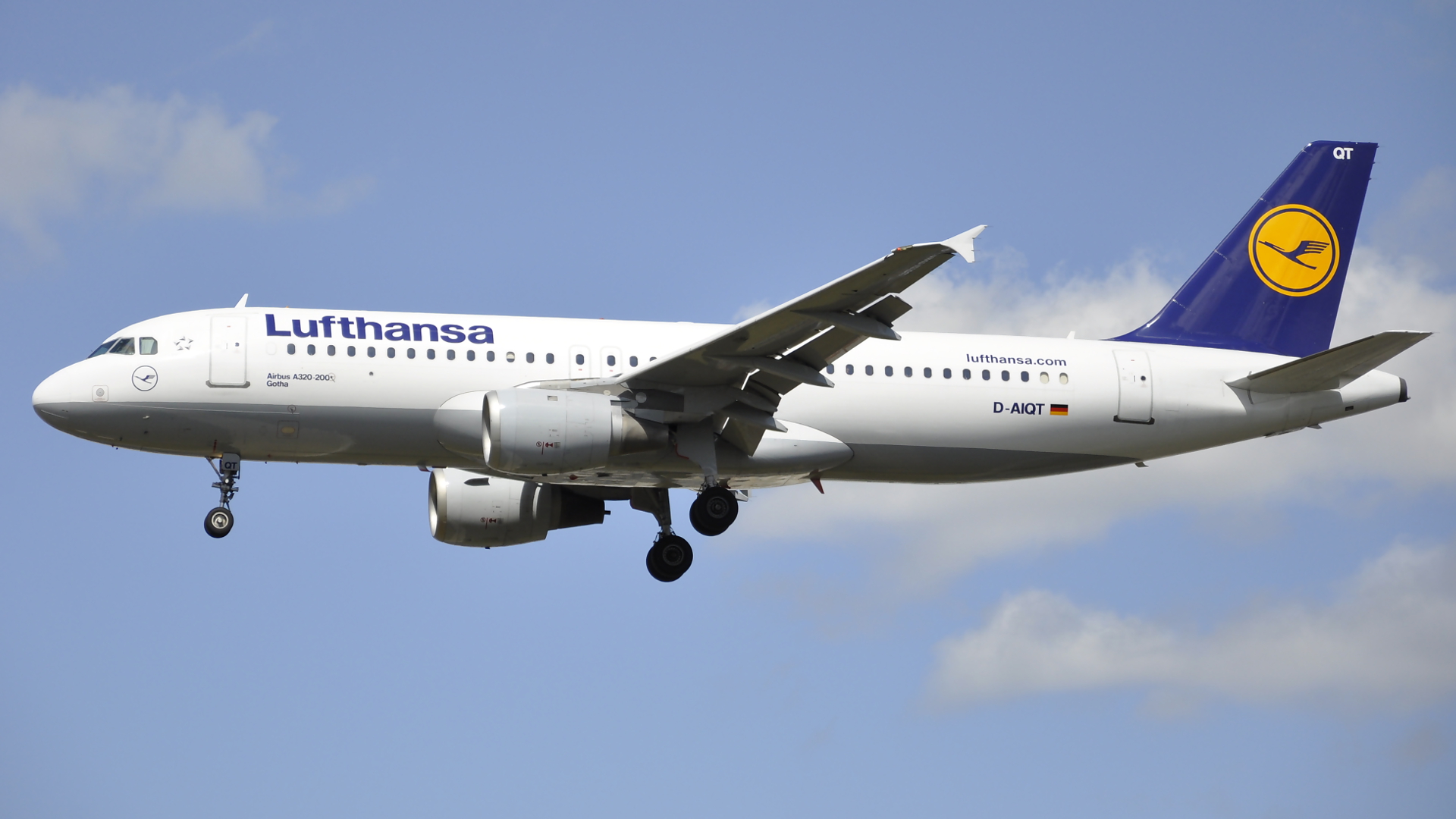 D-AIQT ✈ Lufthansa Airbus 320-211 @ London-Heathrow
