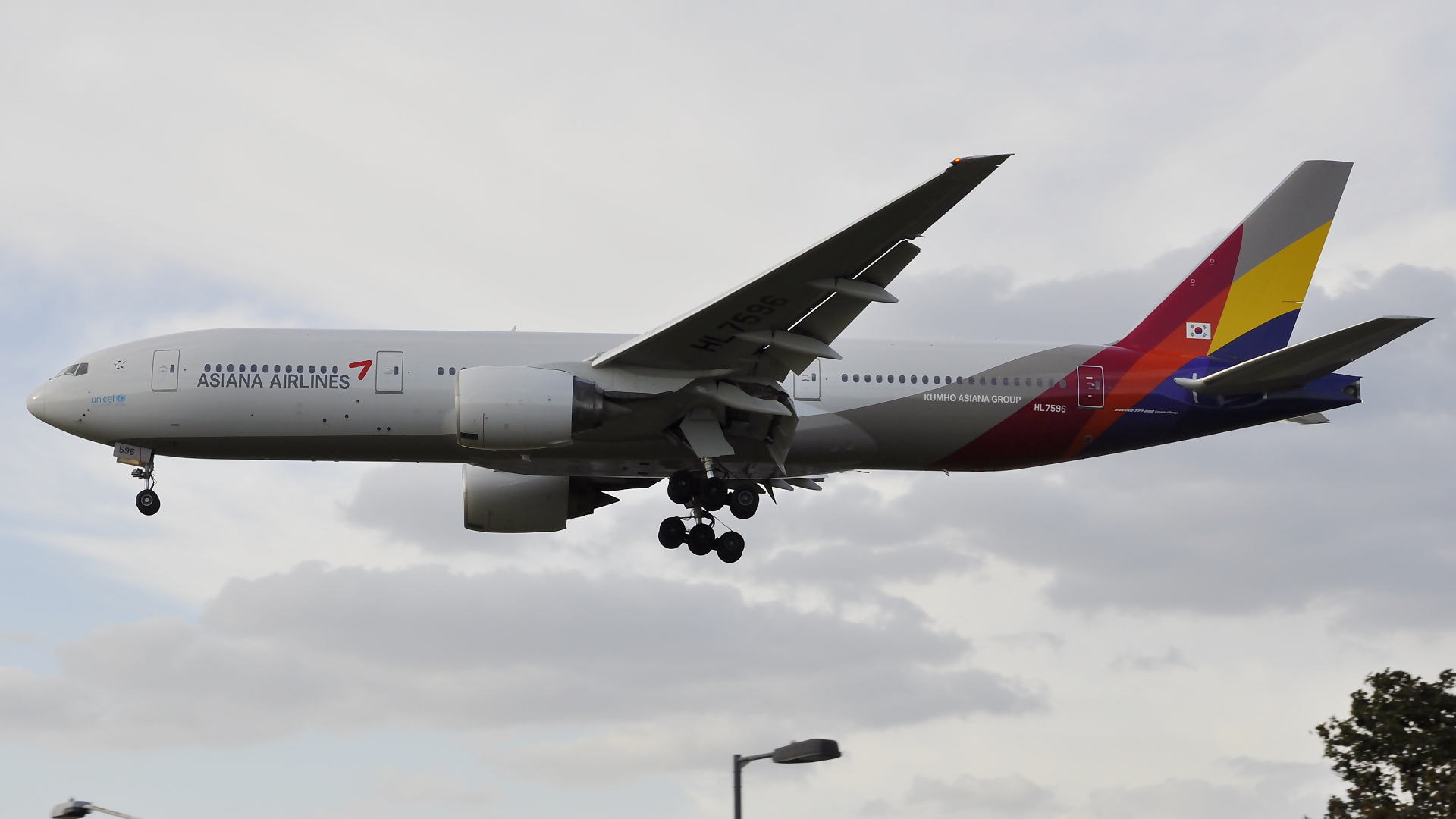 HL7596 ✈ Asiana Airlines Boeing 777-28E(ER) @ London-Heathrow