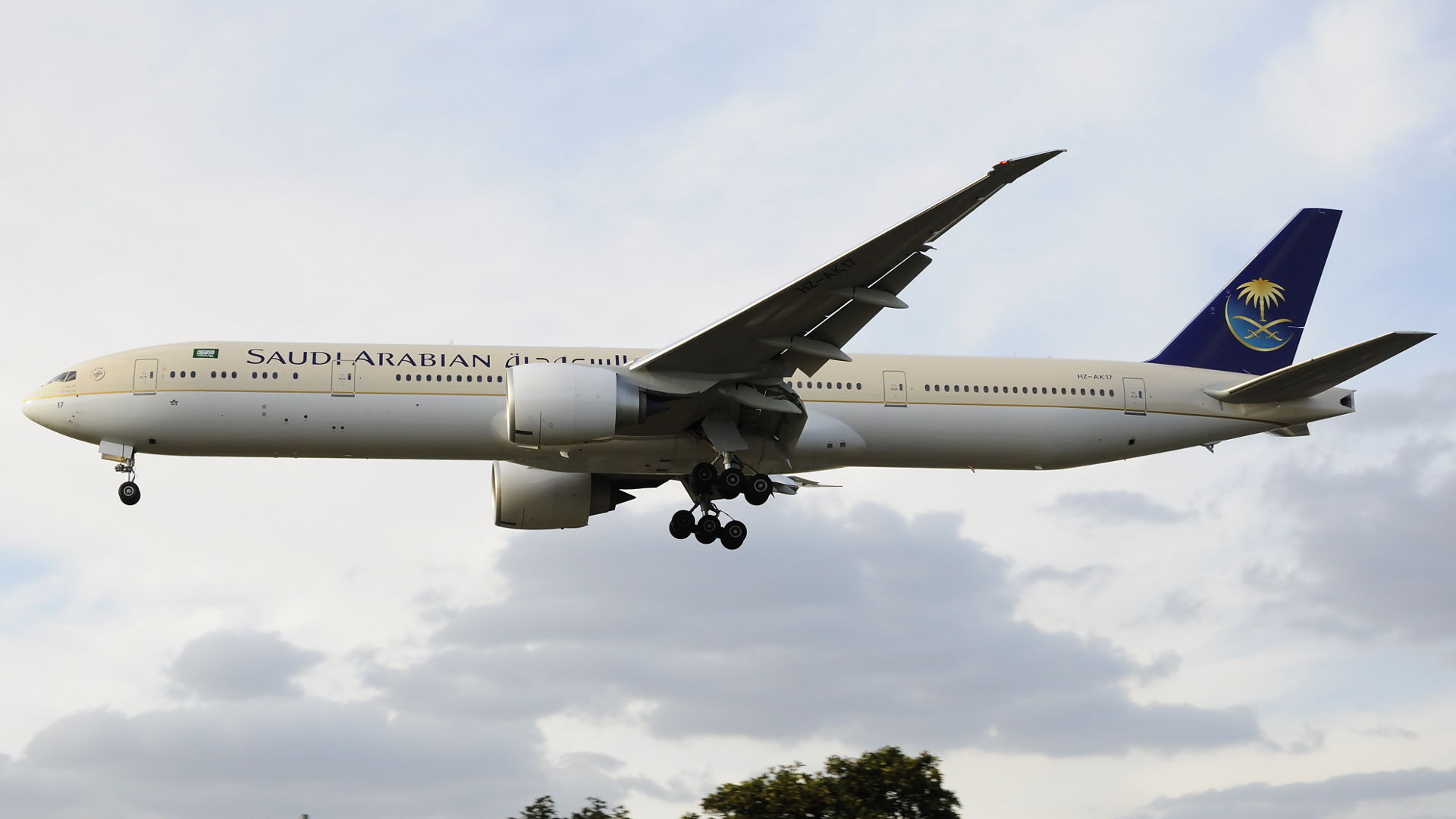 HZ-AK17 ✈ Saudia Boeing 777-368(ER) @ London-Heathrow