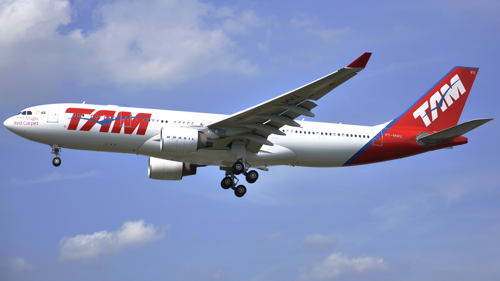 PT-MVU ✈ TAM Brazilian Airlines Airbus 330-223 @ London-Heathrow