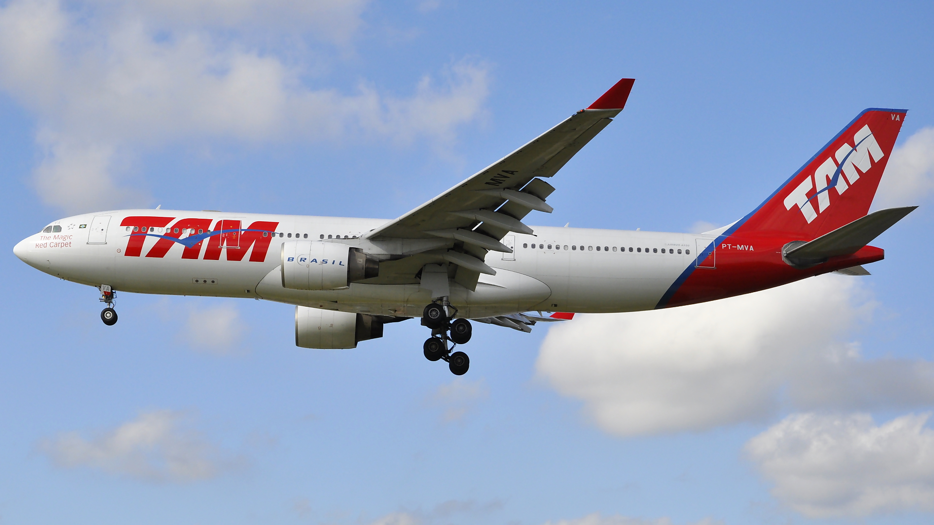 PT-MVA ✈ TAM Brazilian Airlines Airbus 330-223 @ London-Heathrow