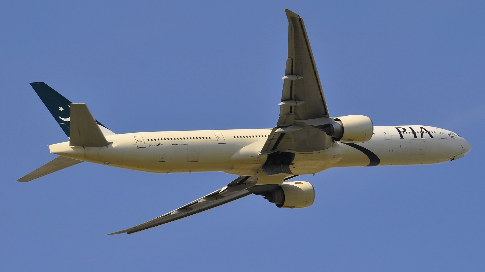 AP-BHW ✈ Pakistan International Airlines Boeing 777-340(ER) @ London-Heathrow