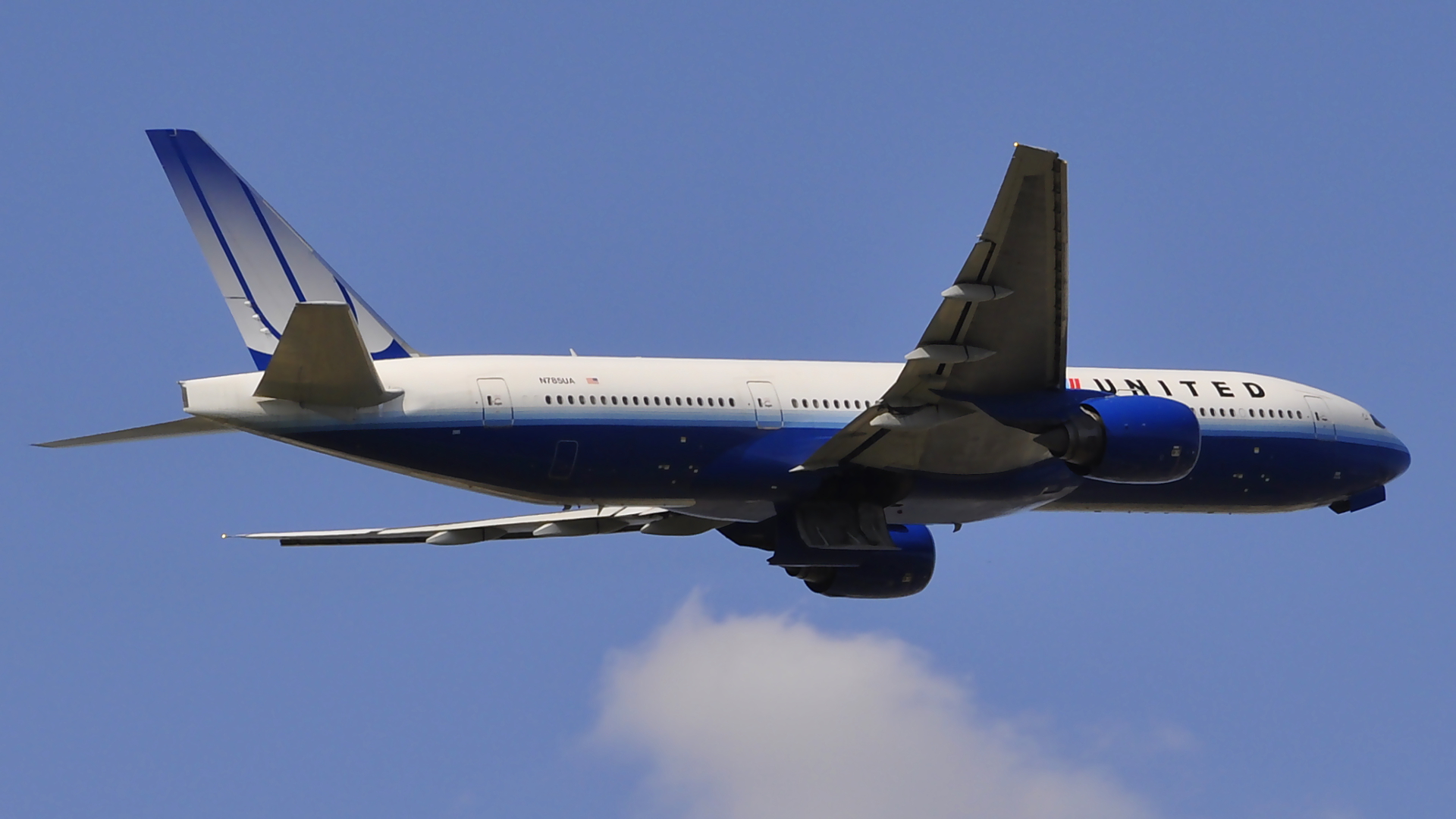 N785UA ✈ United Airlines Boeing 777-222(ER) @ London-Heathrow