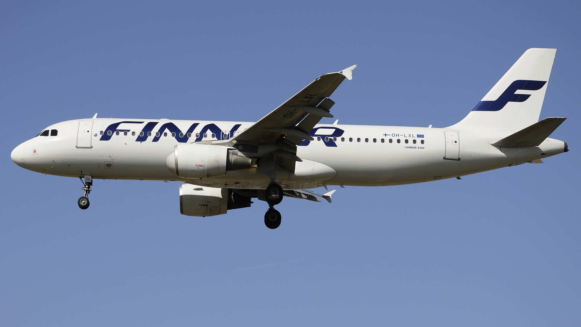 OH-LXL ✈ Finnair Airbus 320-214 @ London-Heathrow