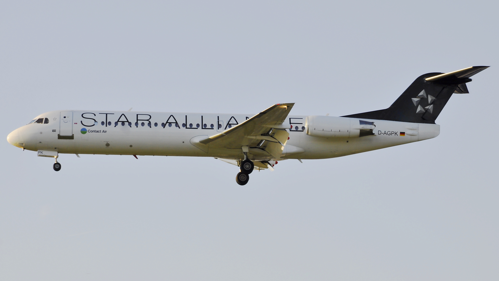 D-AGPK ✈ Lufthansa Fokker F100 @ London-Heathrow