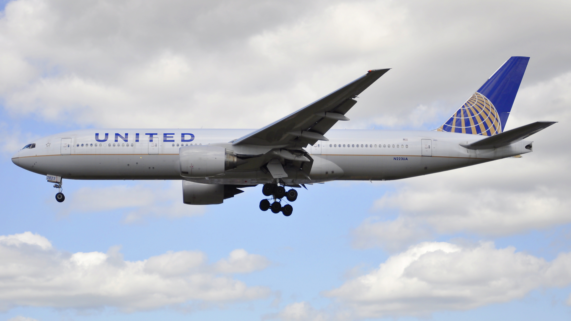N223UA ✈ United Airlines Boeing 777-222(ER) @ London-Heathrow