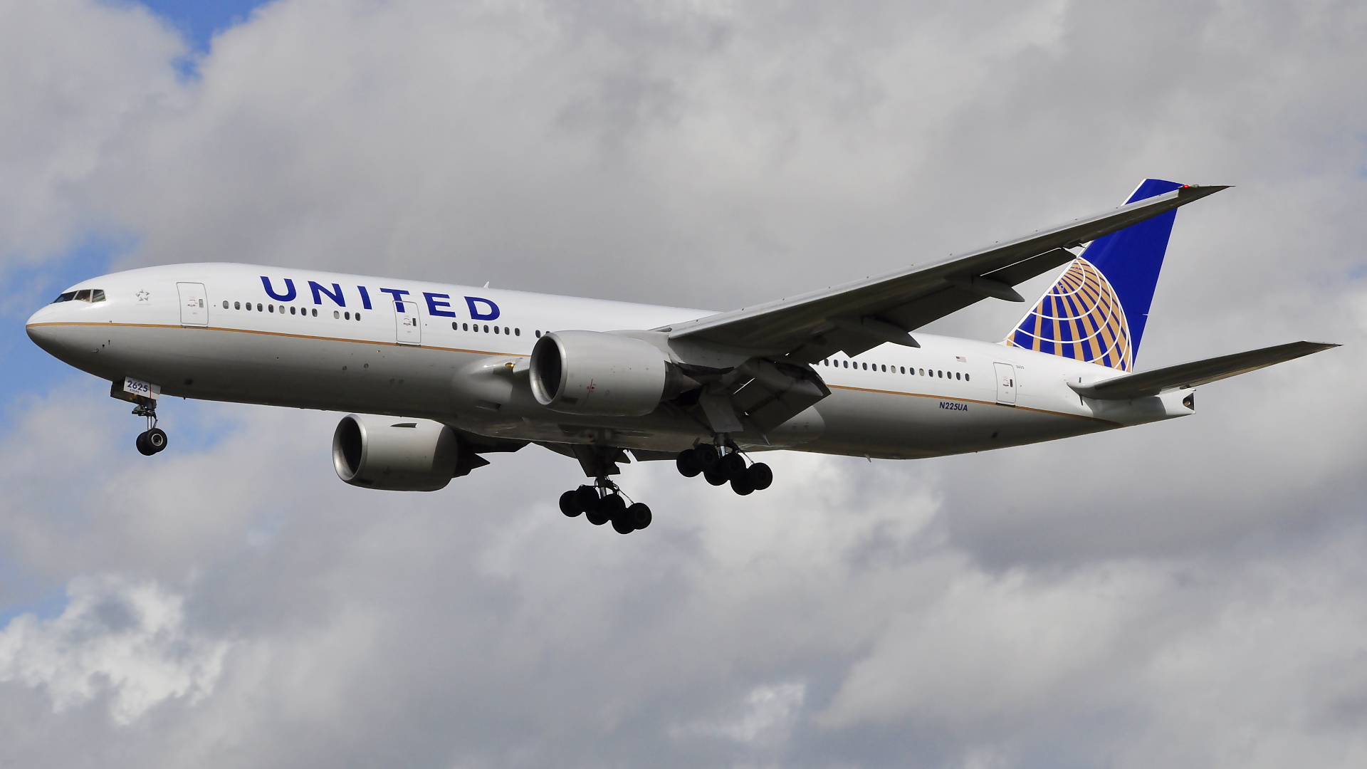 N225UA ✈ United Airlines Boeing 777-222(ER) @ London-Heathrow