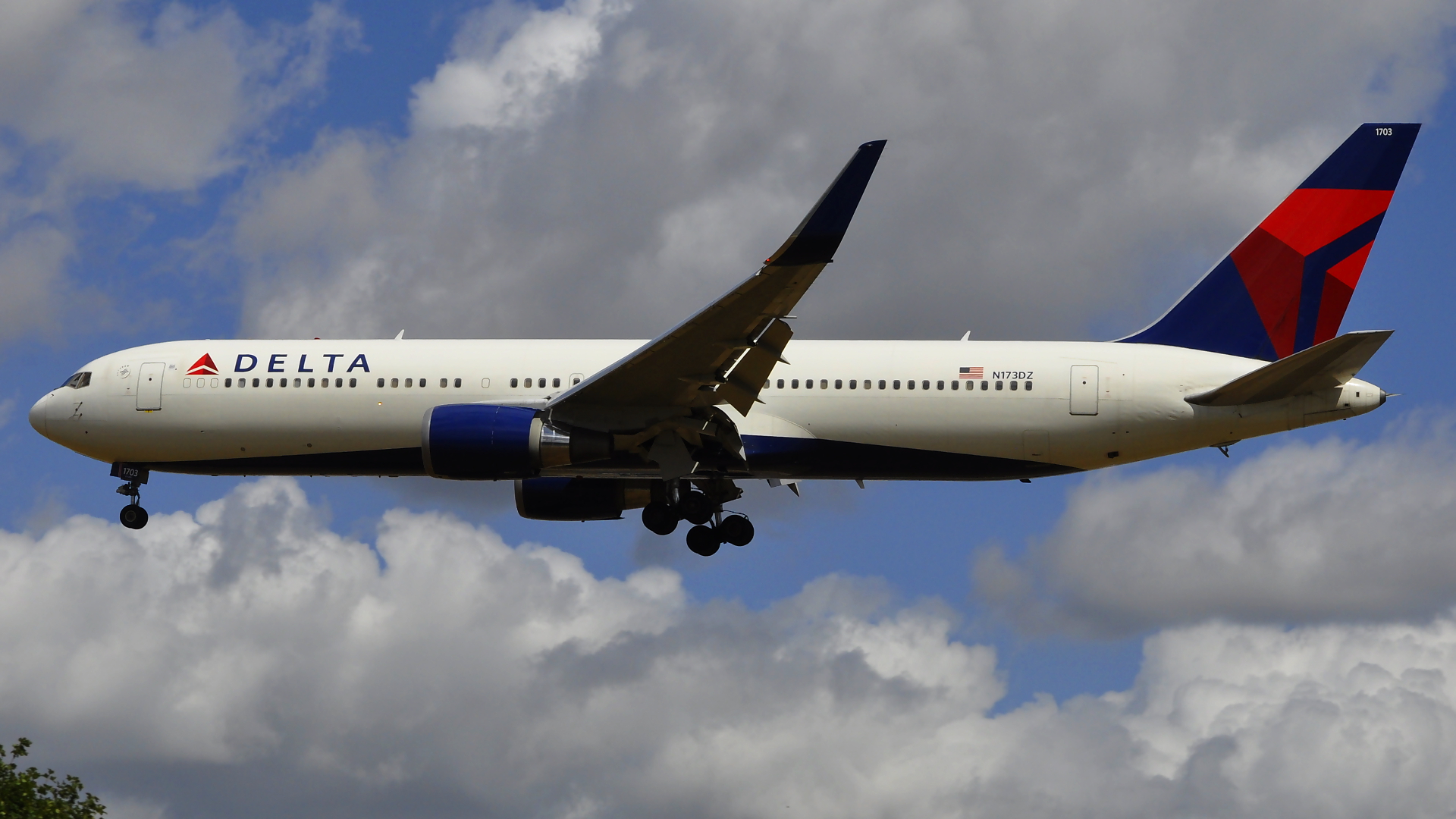 N173DZ ✈ Delta Air Lines Boeing 767-332(ER) @ London-Heathrow
