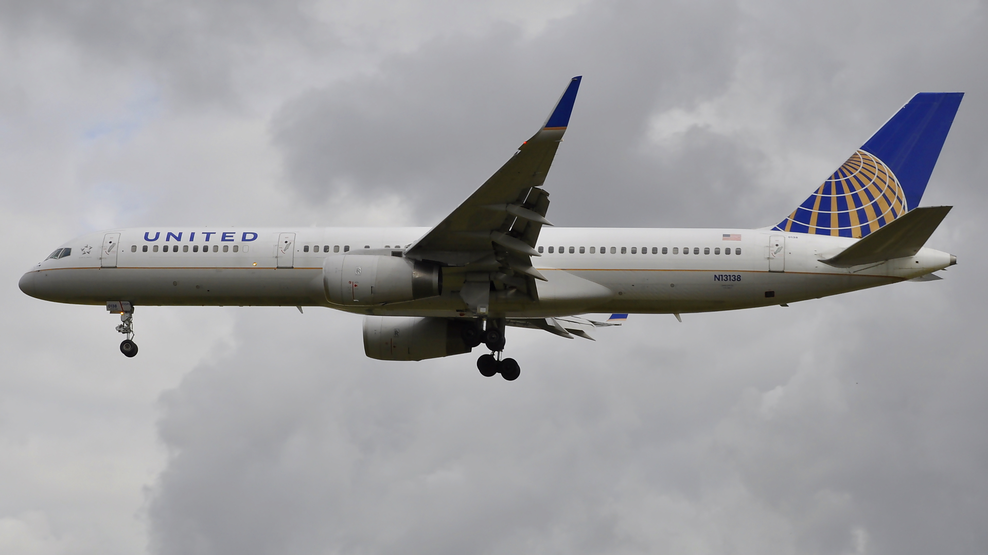 N13138 ✈ United Airlines Boeing 757-224(WL) @ London-Heathrow