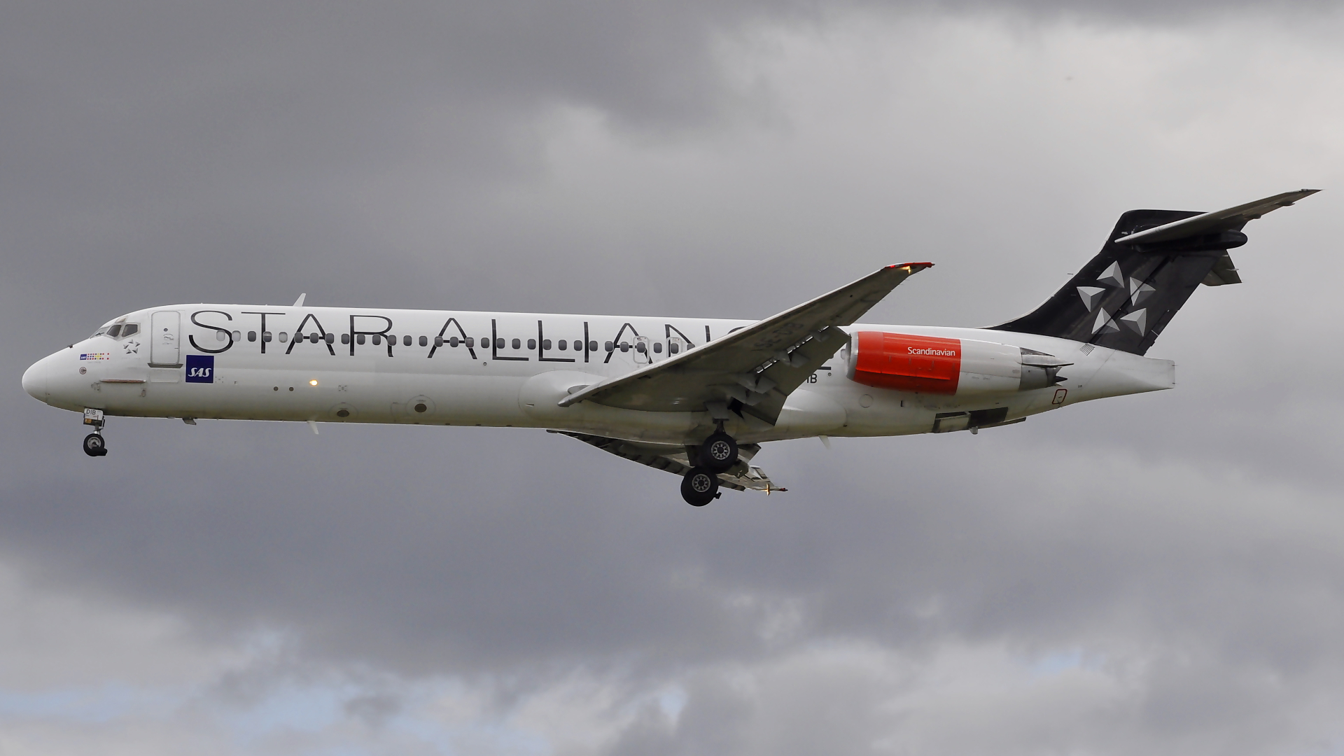 SE-DIB ✈ Scandinavian Airlines McDonnell Douglas McDonnell Douglas MD-87 @ London-Heathrow
