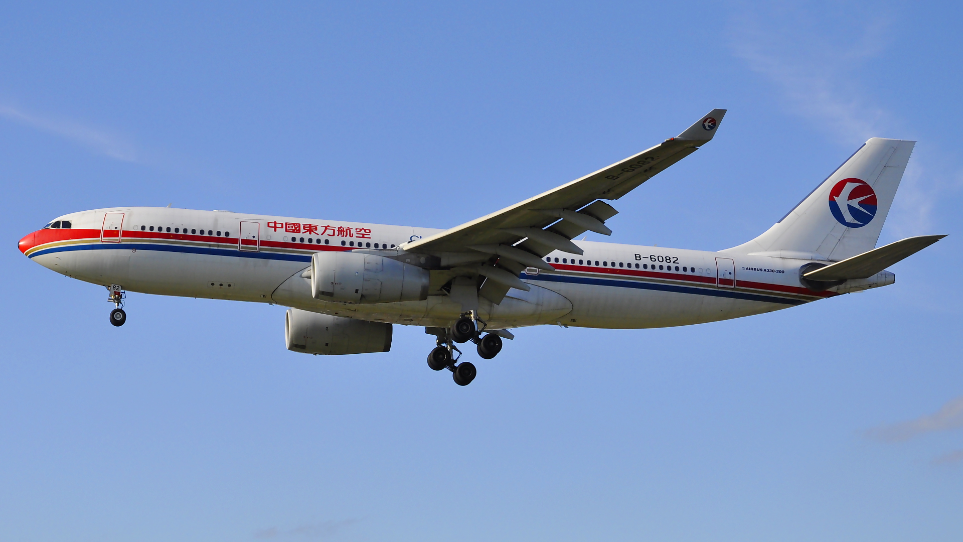 B-6082 ✈ China Eastern Airlines Airbus 330-243 @ London-Heathrow