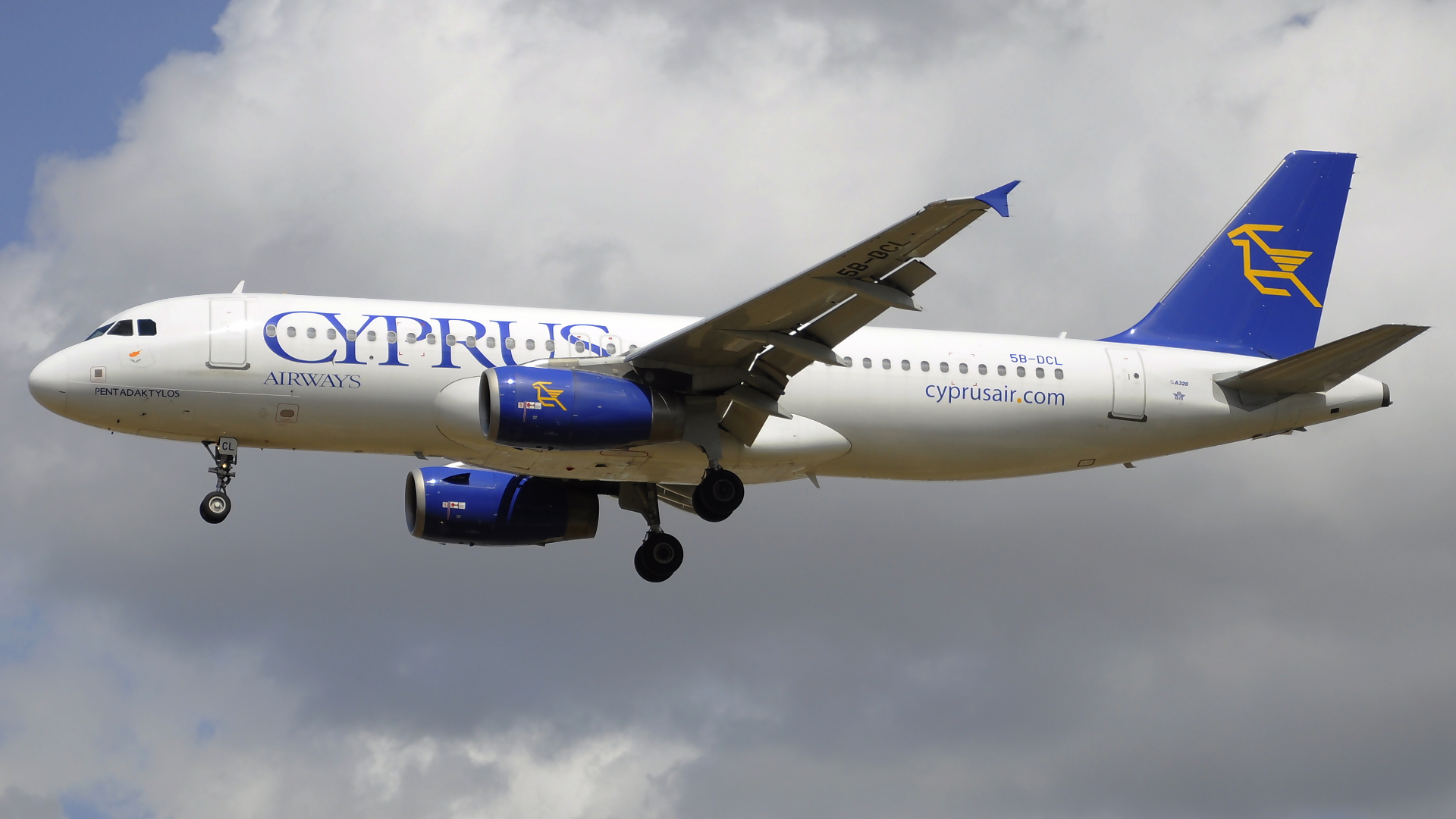 5B-DCL ✈ Cyprus Airways Airbus 320-232 @ London-Heathrow