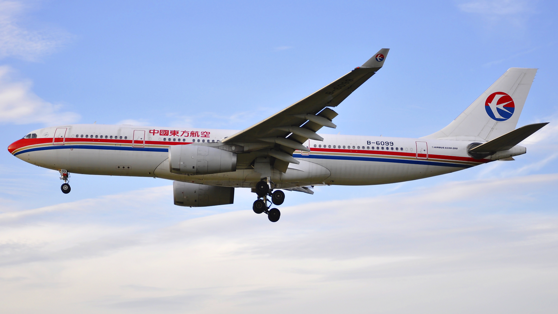 B-6099 ✈ China Eastern Airlines Airbus 330-243 @ London-Heathrow