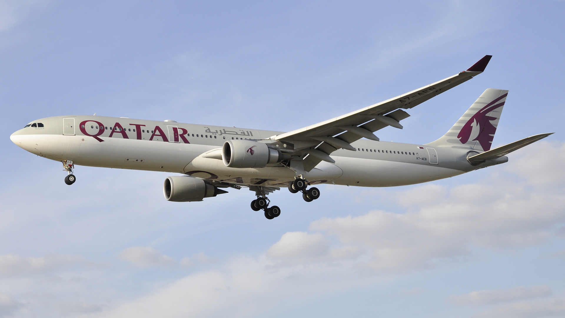 A7-AEB ✈ Qatar Airways Airbus 330-302 @ London-Heathrow