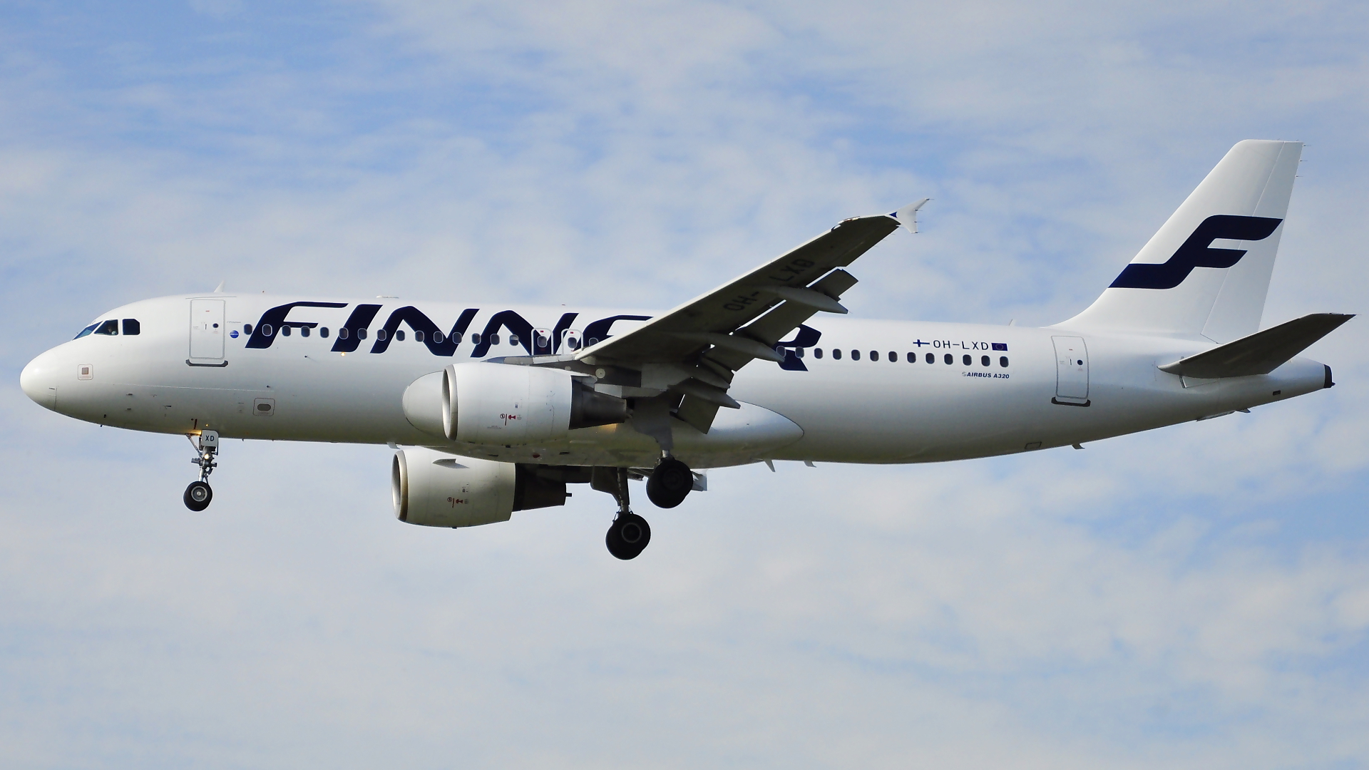 OH-LXD ✈ Finnair Airbus 320-214 @ London-Heathrow