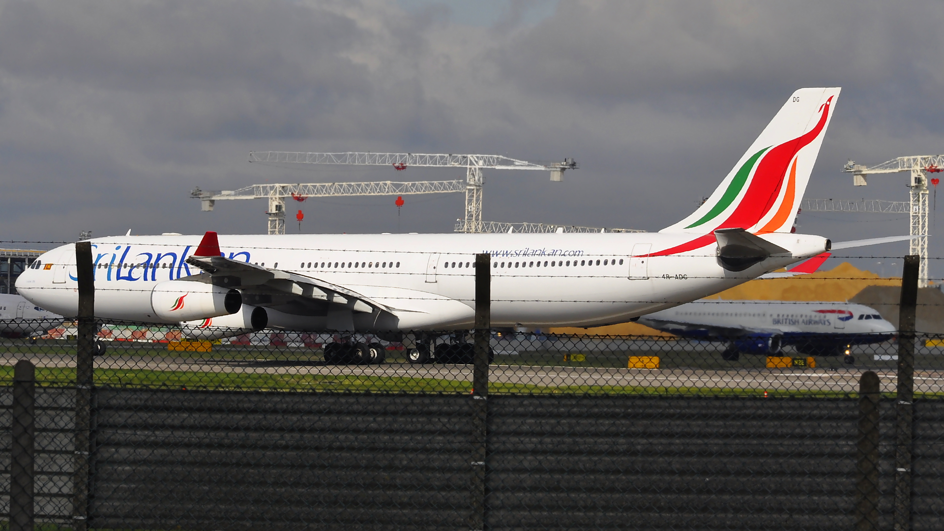 4R-ADC ✈ SriLankan Airlines Airbus 340-311 @ London-Heathrow