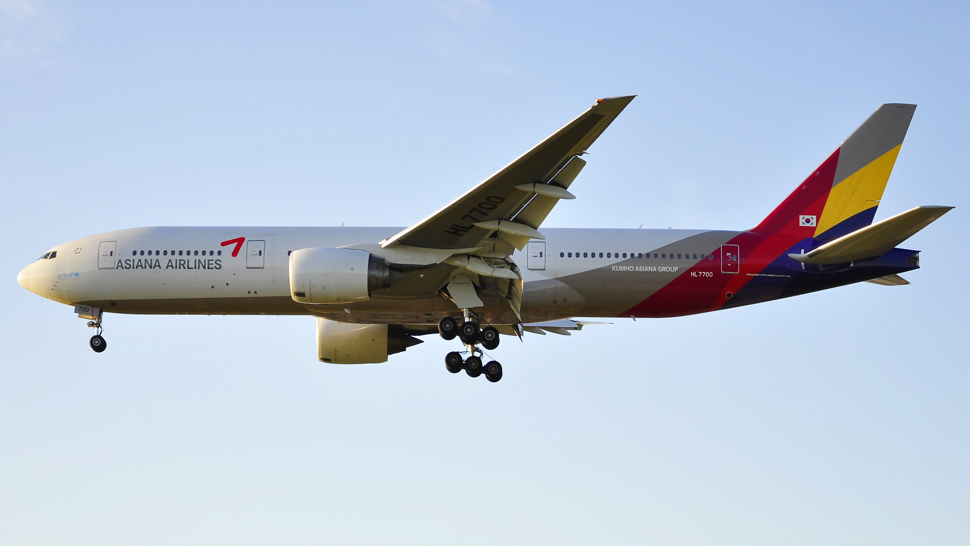 HL7700 ✈ Asiana Airlines Boeing 777-28E(ER) @ London-Heathrow