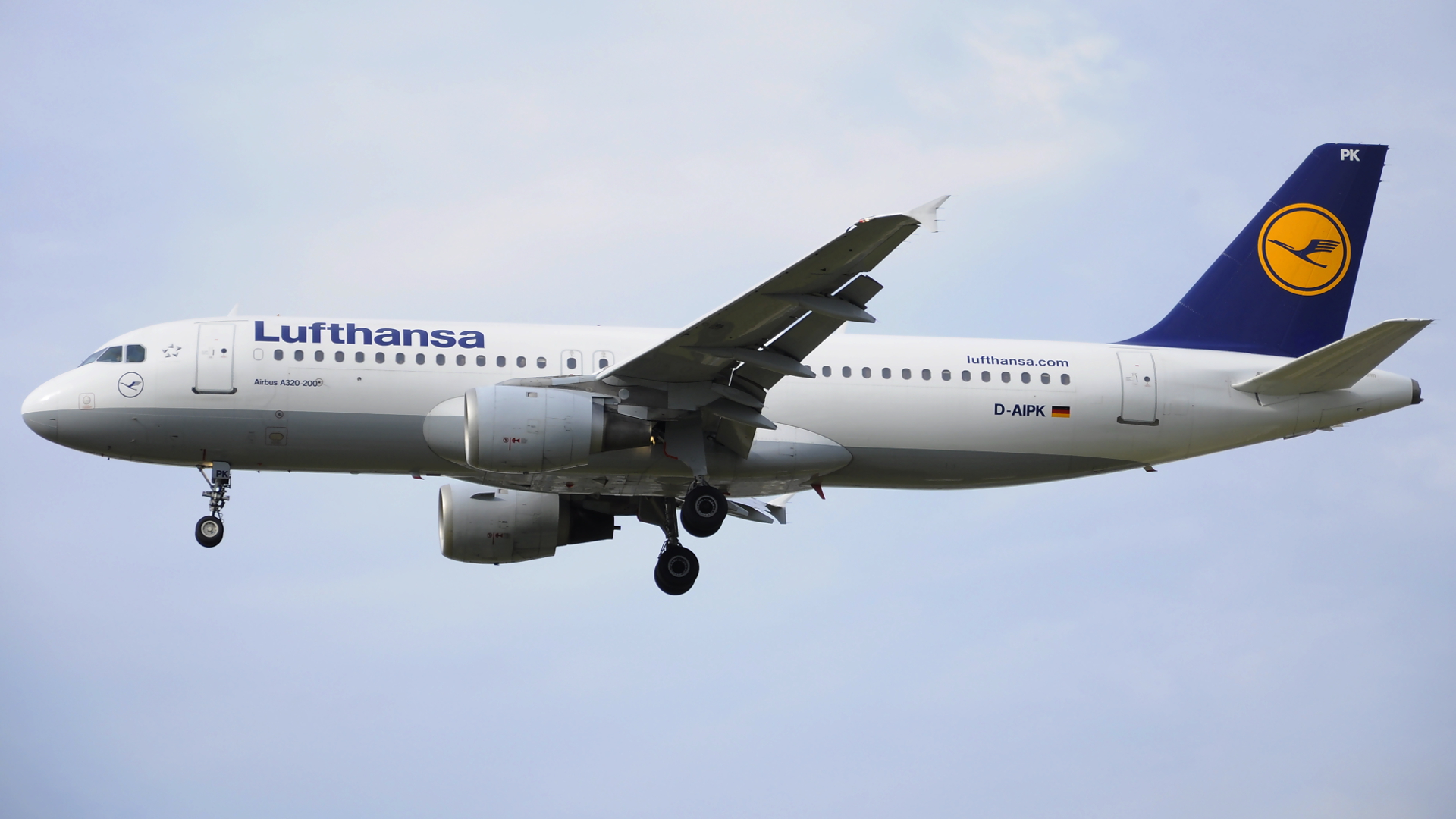 D-AIPK ✈ Lufthansa Airbus 320-211 @ London-Heathrow