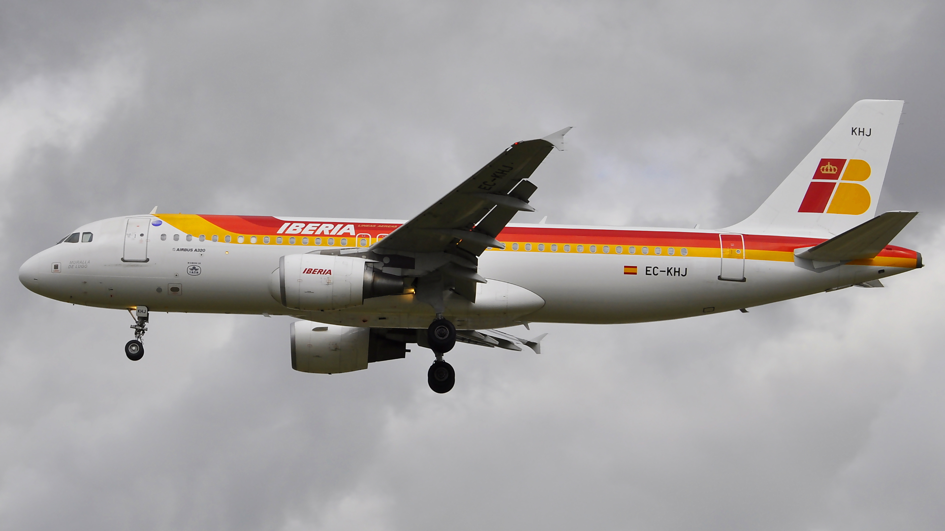EC-KHJ ✈ Iberia Airlines Airbus 320-214 @ London-Heathrow