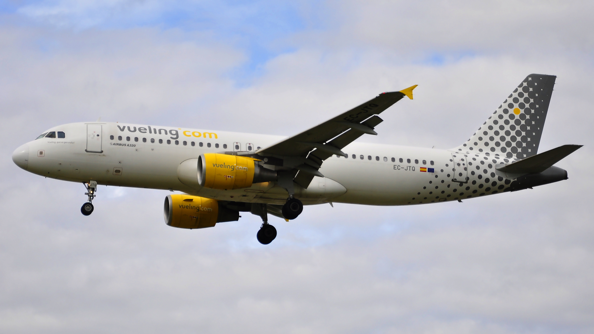 EC-JTQ ✈ Vueling Airlines Airbus 320-214 @ London-Heathrow