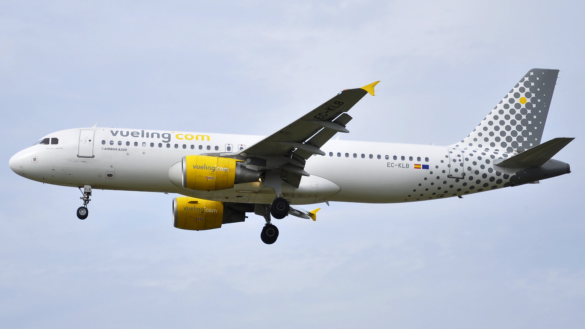 EC-KLB ✈ Vueling Airlines Airbus 320-214 @ London-Heathrow