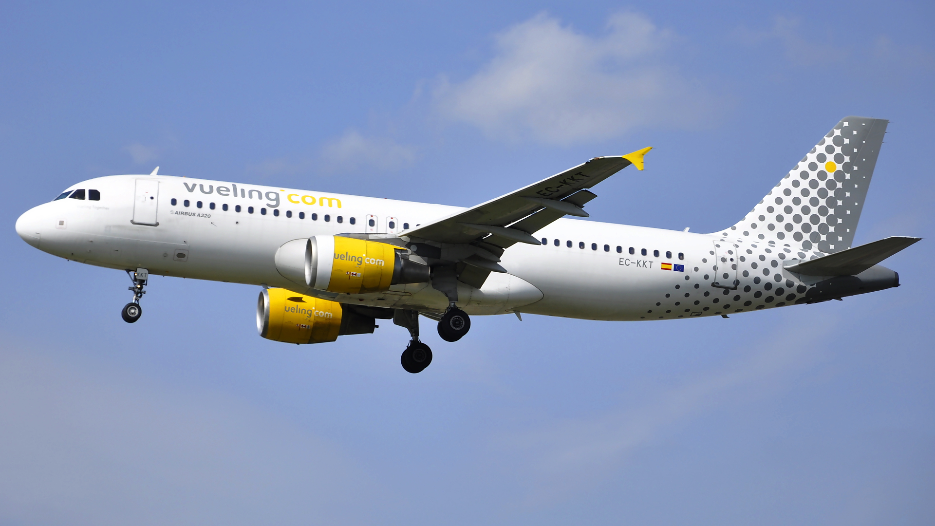 EC-KKT ✈ Vueling Airlines Airbus 320-214 @ London-Heathrow