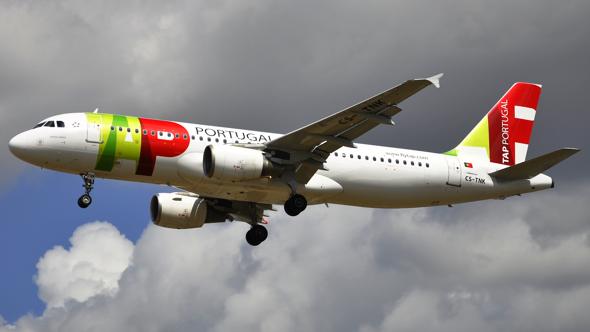 CS-TNK ✈ TAP Portugal Airbus 320-214 @ London-Heathrow