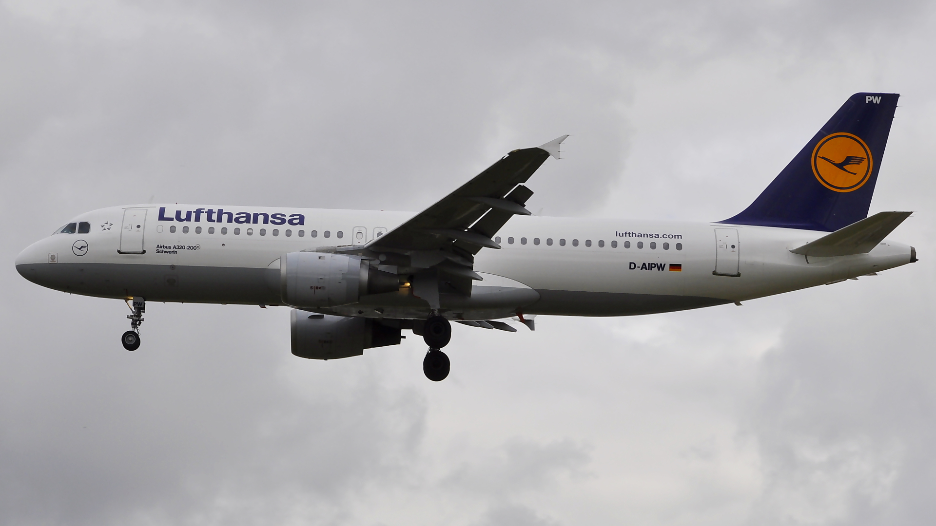 D-AIPW ✈ Lufthansa Airbus 320-211 @ London-Heathrow