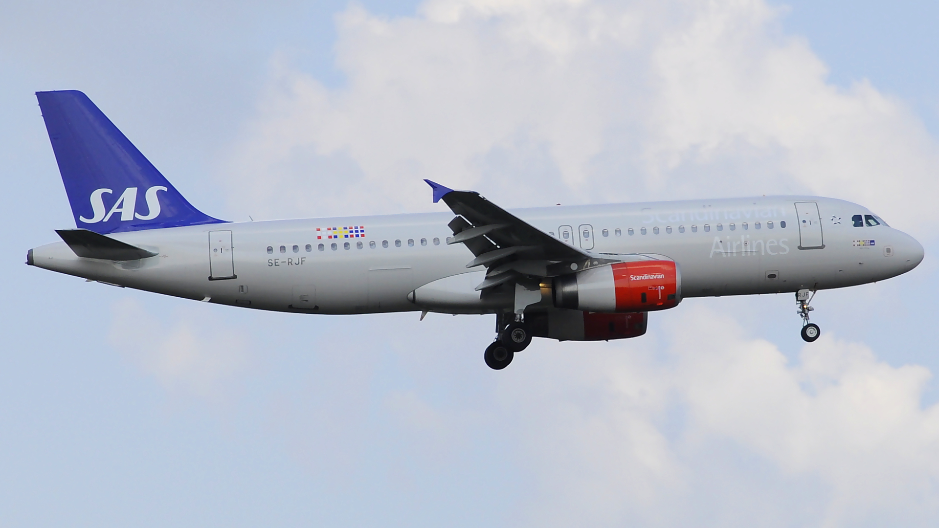SE-RJF ✈ Scandinavian Airlines Airbus 320-232 @ London-Heathrow