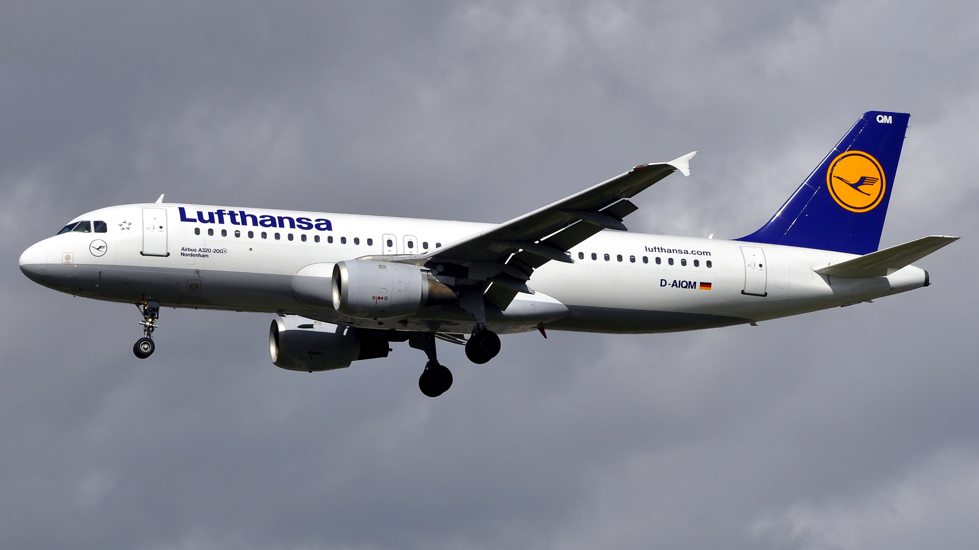D-AIQM ✈ Lufthansa Airbus 320-211 @ London-Heathrow