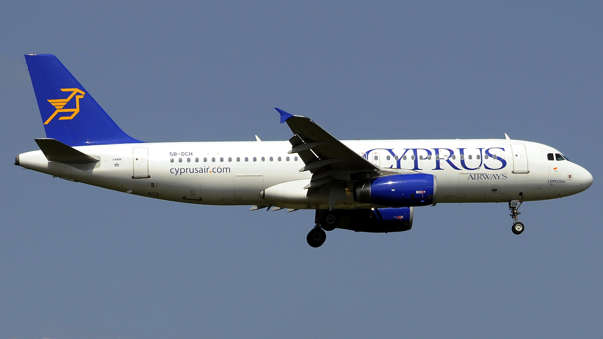 5B-DCH ✈ Cyprus Airways Airbus 320-232 @ London-Heathrow