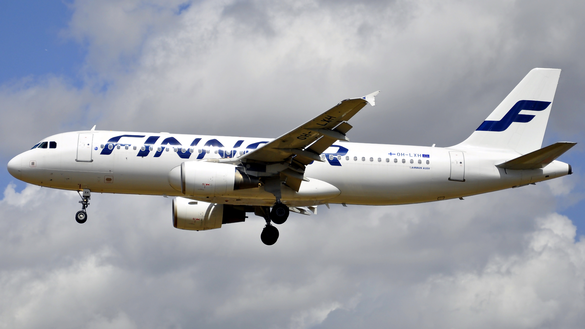 OH-LXH ✈ Finnair Airbus 320-214 @ London-Heathrow