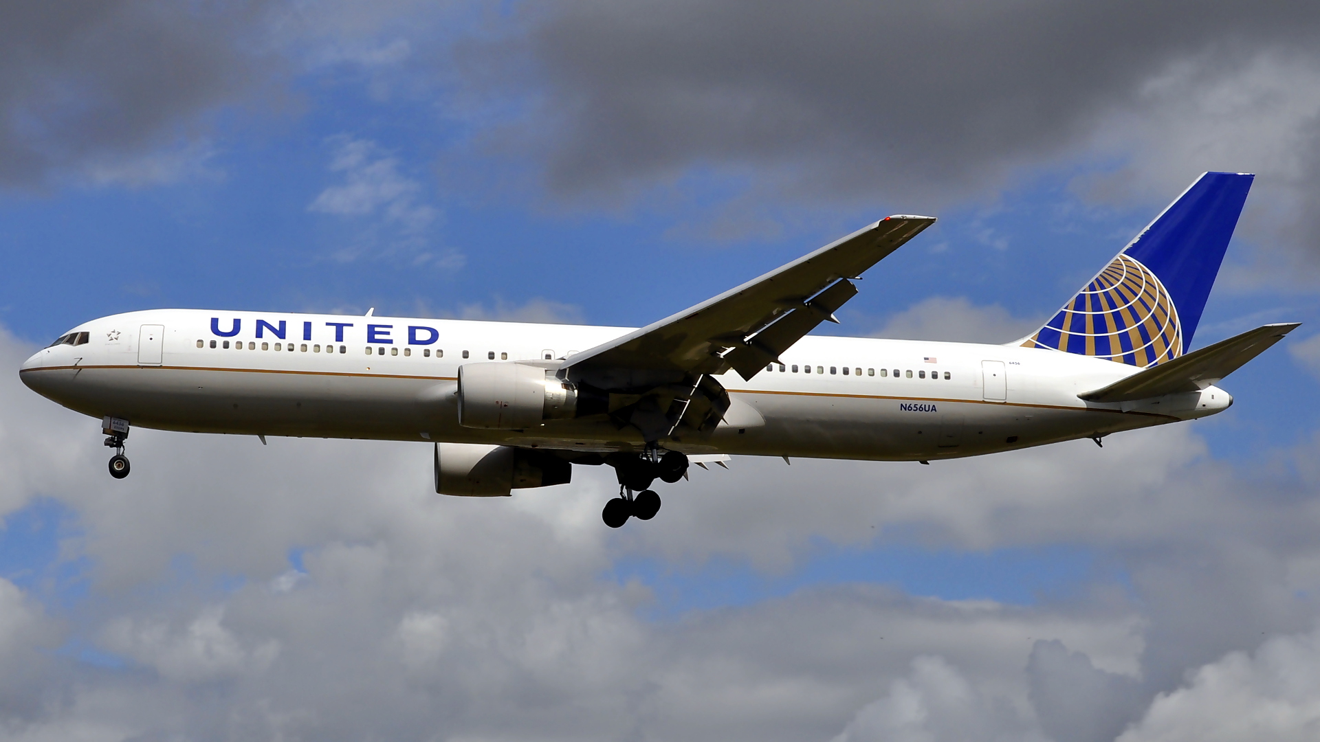 N656UA ✈ United Airlines Boeing 767-322(ER) @ London-Heathrow