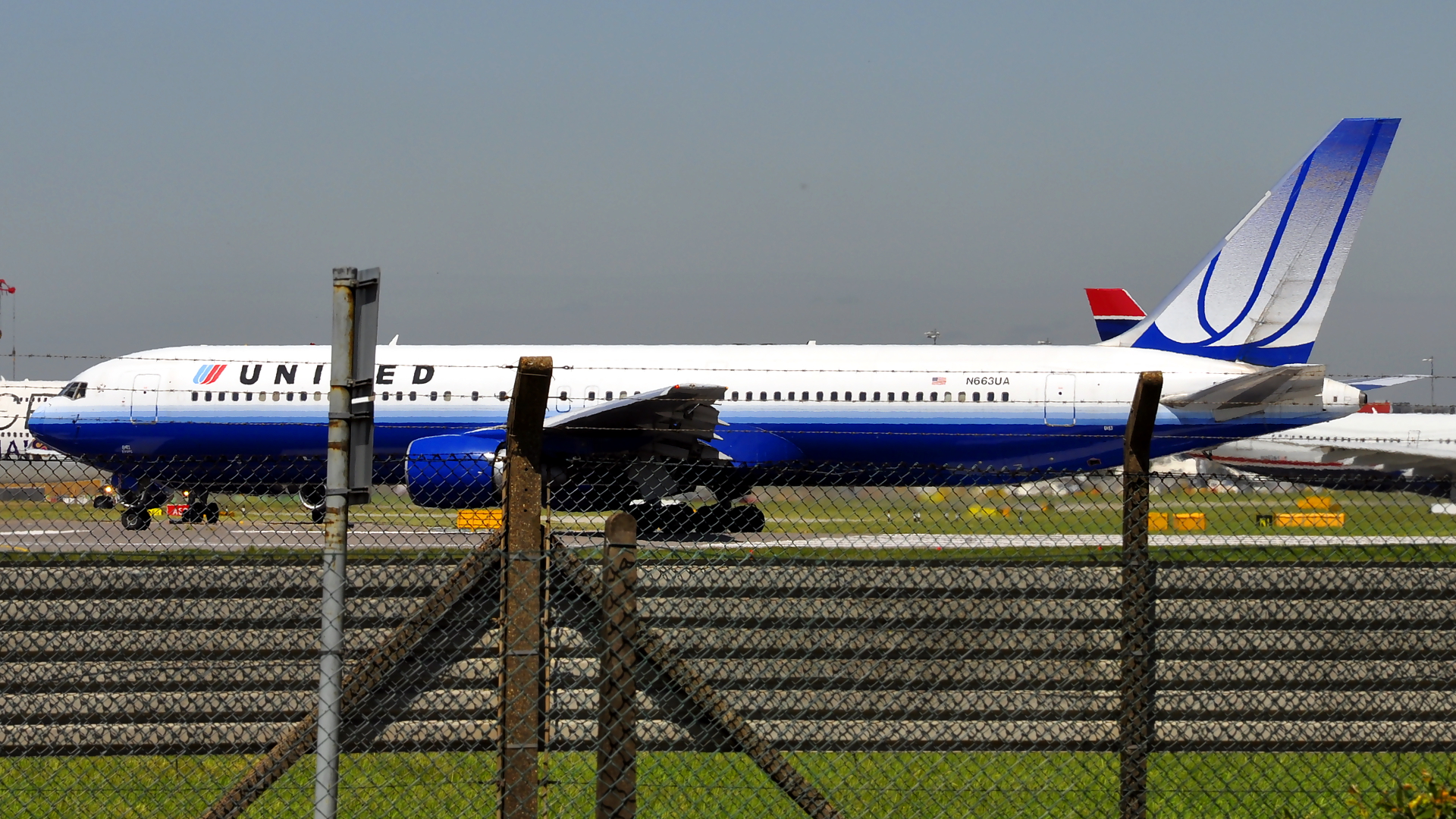 N663UA ✈ United Airlines Boeing 767-322(ER) @ London-Heathrow