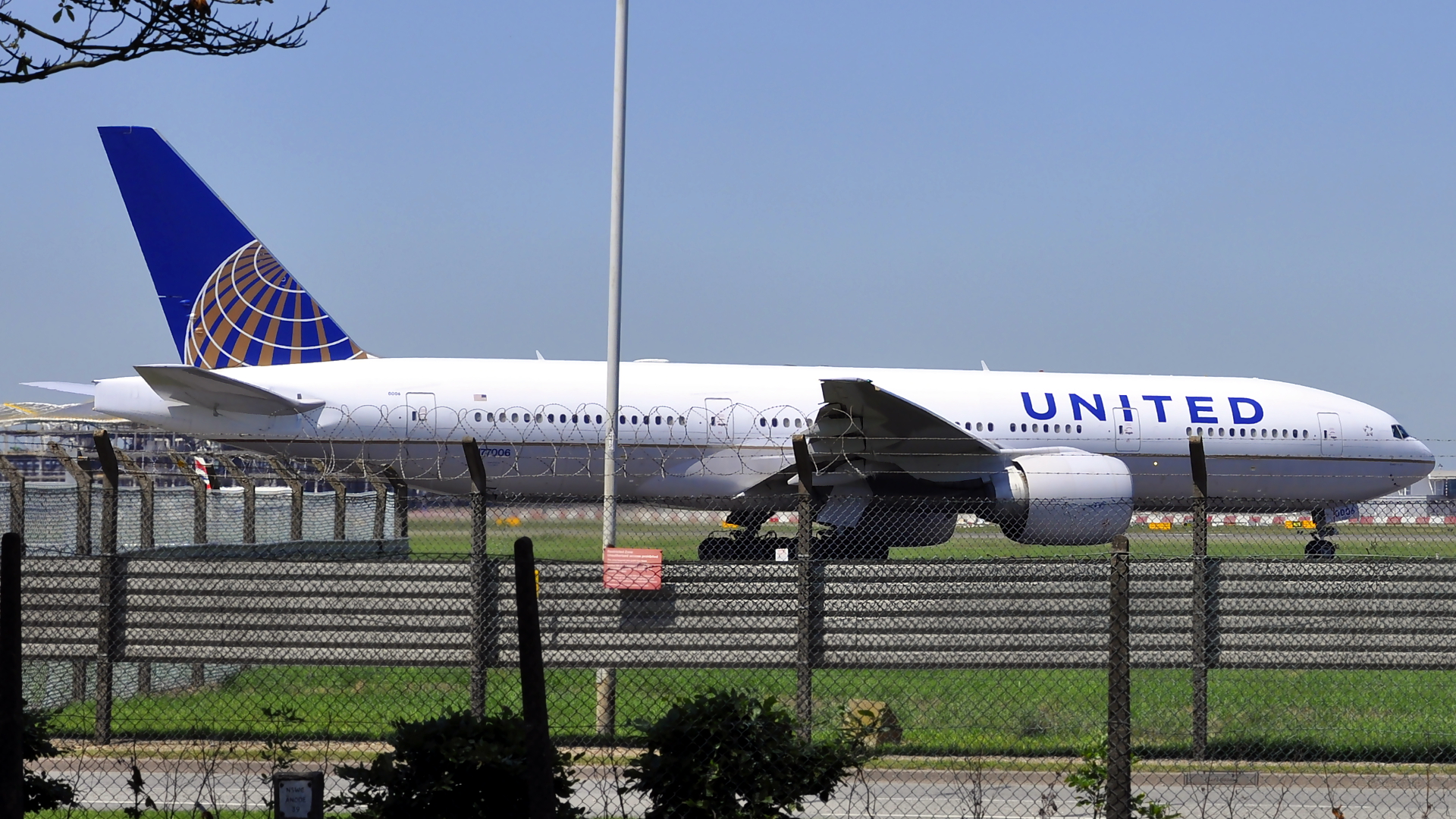 N77006 ✈ United Airlines Boeing 777-224(ER) @ London-Heathrow