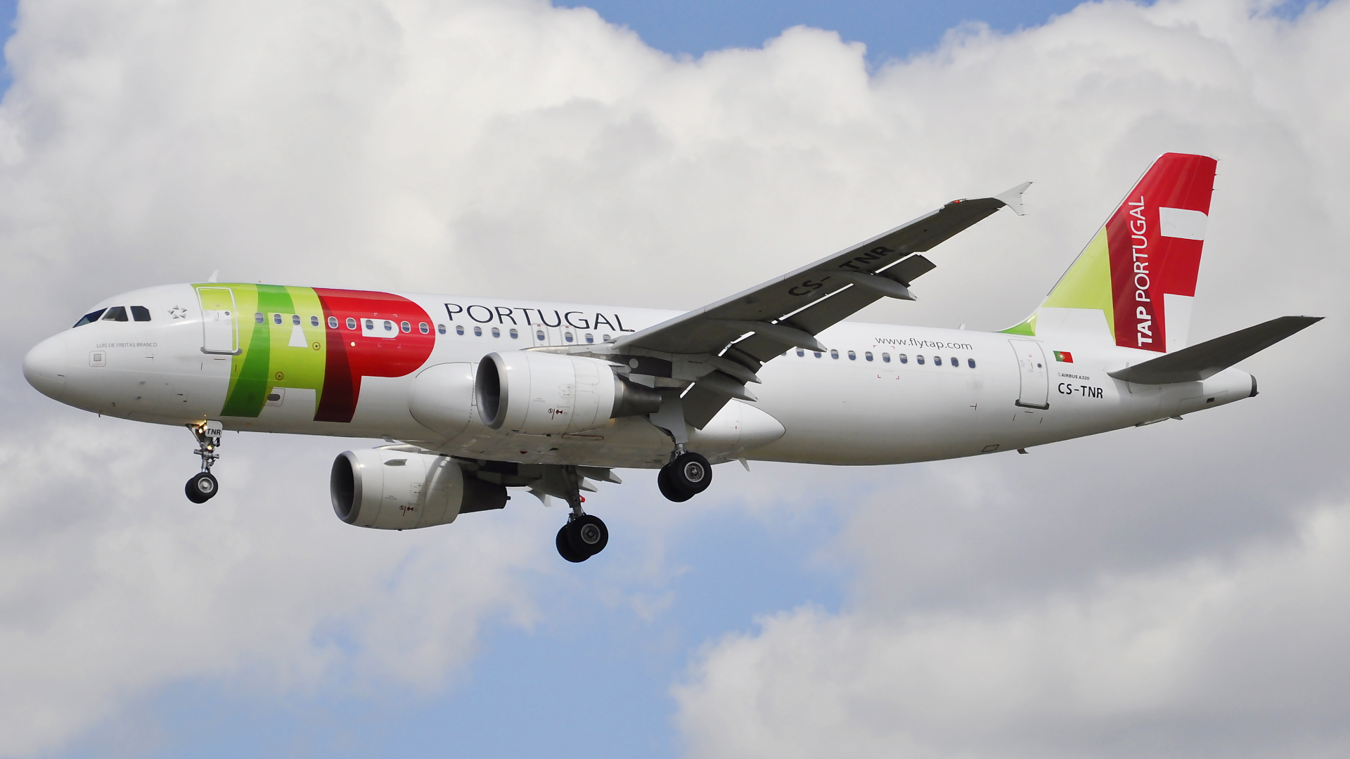CS-TNR ✈ TAP Portugal Airbus 320-214 @ London-Heathrow