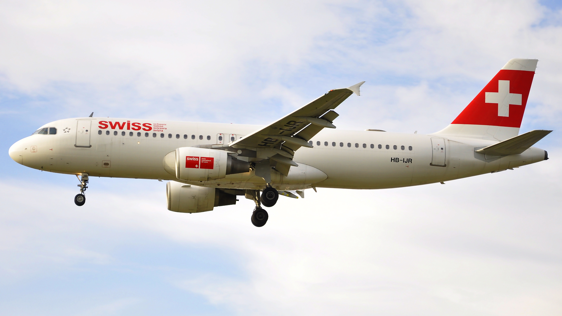 HB-IJR ✈ Swiss International Air Lines Airbus 320-214 @ London-Heathrow