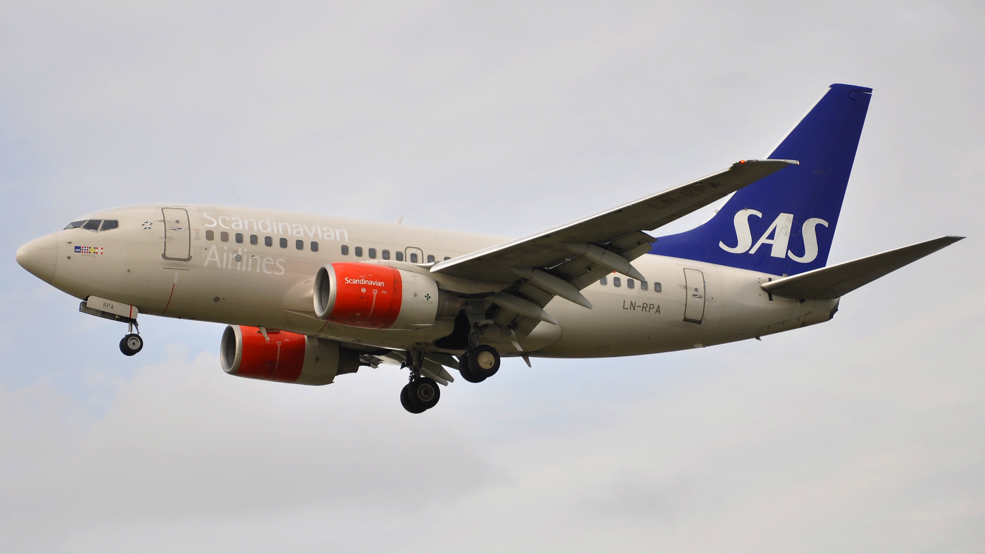 LN-RPA ✈ Scandinavian Airlines Boeing 737-683 @ London-Heathrow