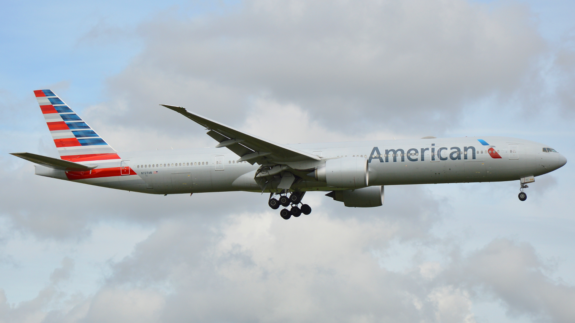 N727AN ✈ American Airlines Boeing 777-323(ER) @ London-Heathrow