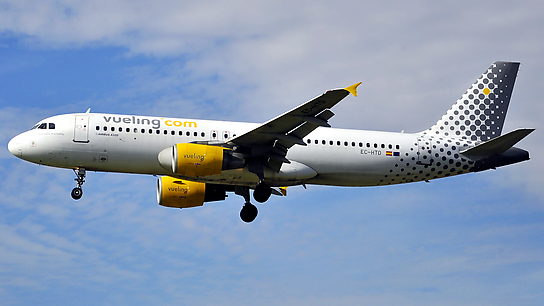 EC-HTD ✈ Vueling Airlines Airbus 320-214