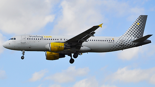 EC-IZD ✈ Vueling Airlines Airbus 320-214